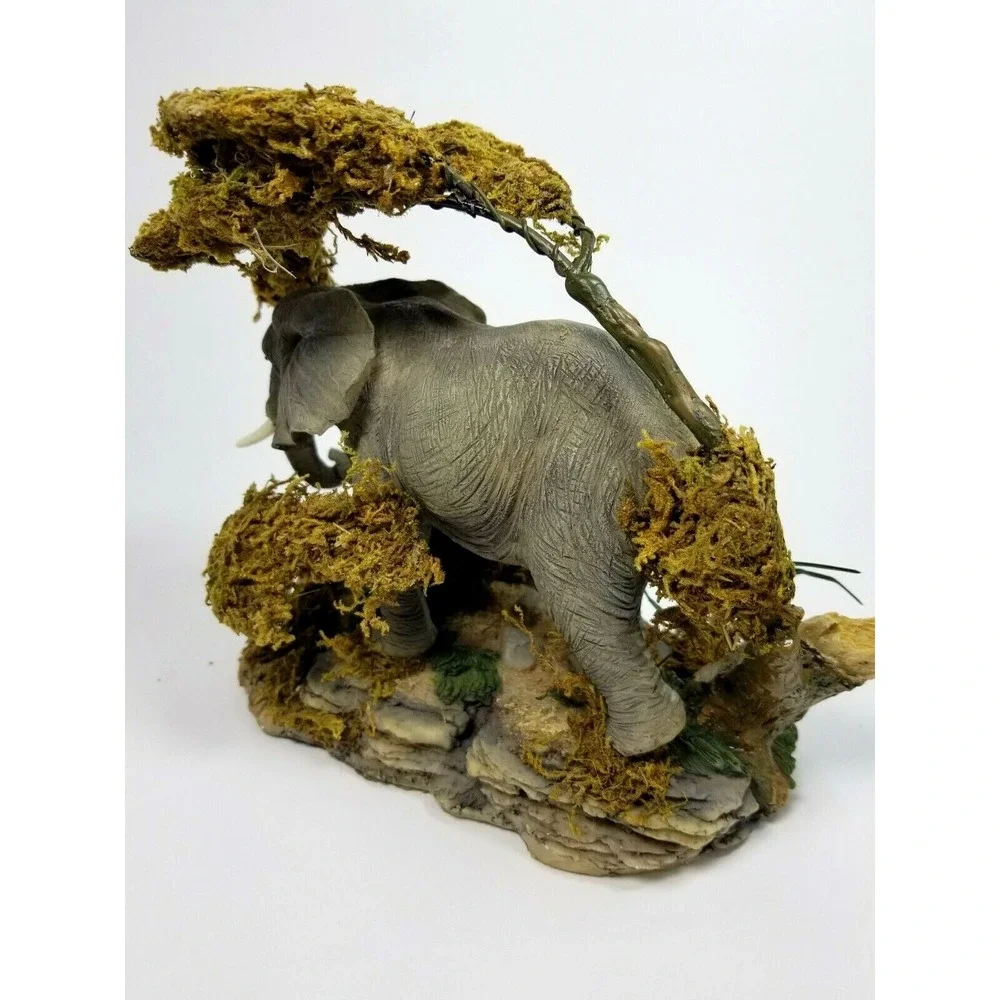 CLASSIC TREASURES  ELEPHANT SCULPTURE COLLECTION SERIES WITH BOX